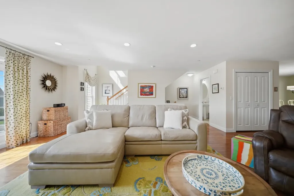 6 Aster Court Hudson NH 03051