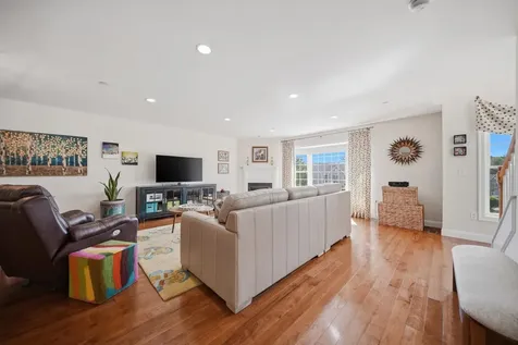 6 Aster Court Hudson NH 03051