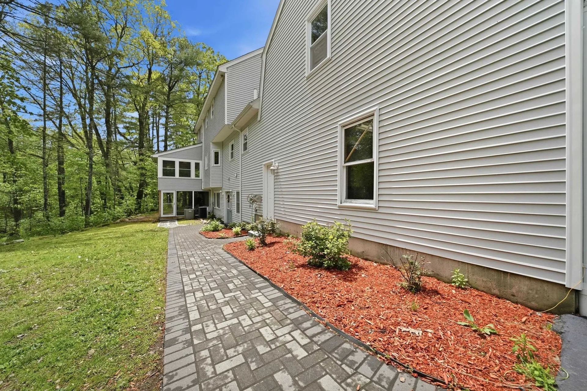 7 Stony Point Drive Londonderry NH 03053