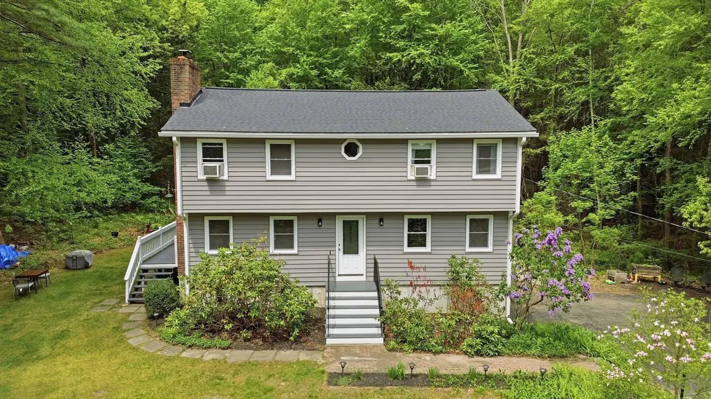 7 Hampshire Drive Derry NH 03038