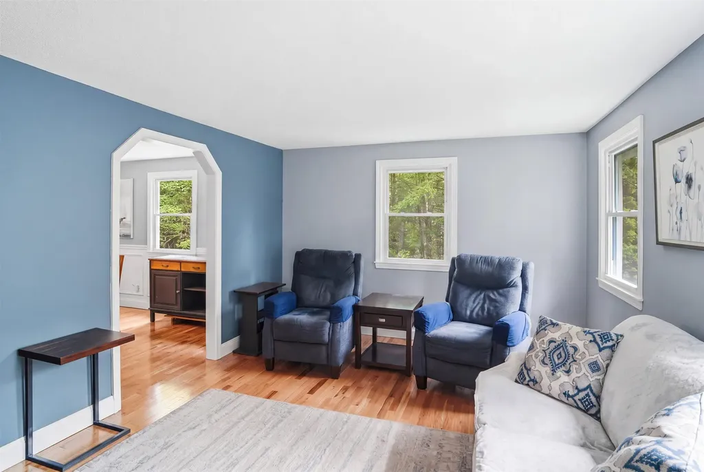 7 Hampshire Drive Derry NH 03038