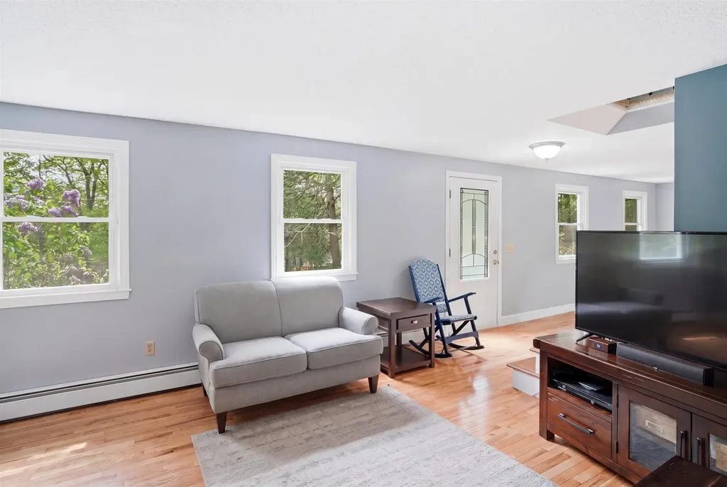 7 Hampshire Drive Derry NH 03038