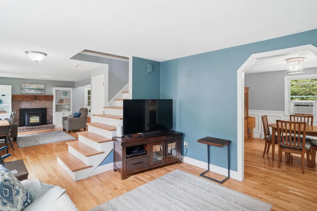 7 Hampshire Drive Derry NH 03038