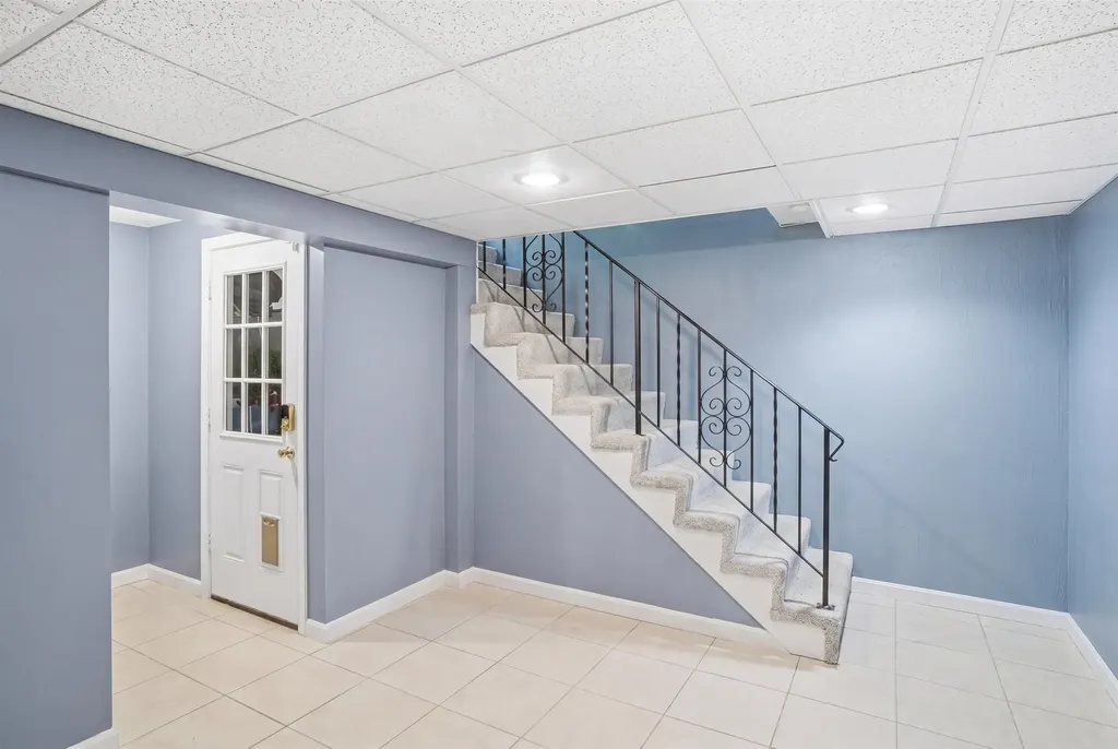 7 Hampshire Drive Derry NH 03038