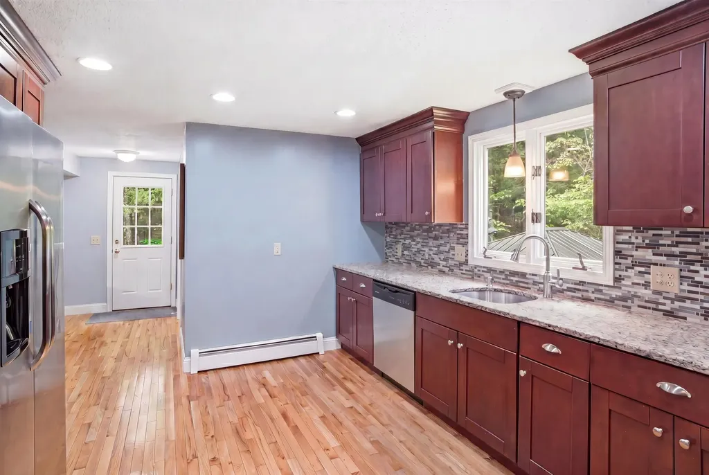 7 Hampshire Drive Derry NH 03038