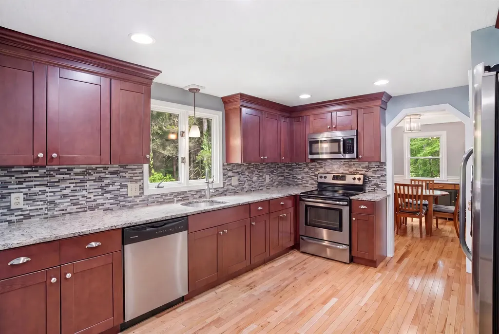 7 Hampshire Drive Derry NH 03038