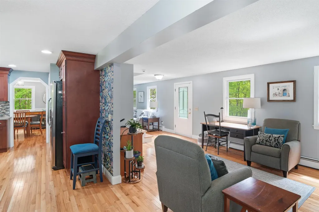 7 Hampshire Drive Derry NH 03038