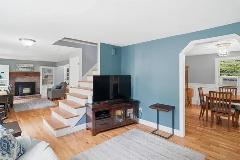 7 Hampshire Drive Derry NH 03038