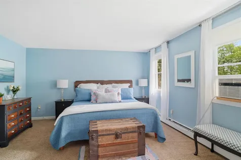 7 Hampshire Drive Derry NH 03038