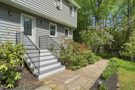 7 Hampshire Drive Derry NH 03038