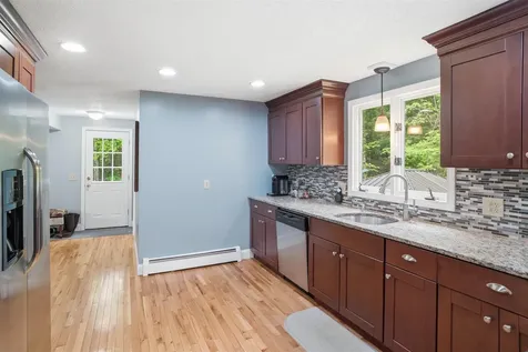7 Hampshire Drive Derry NH 03038