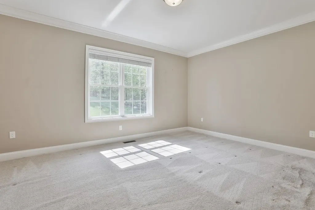 9 Black Forest Circle Londonderry NH 03053