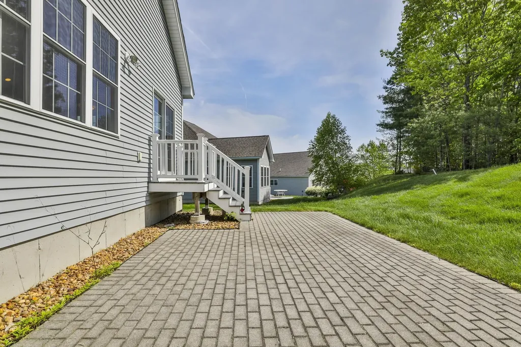 9 Black Forest Circle Londonderry NH 03053