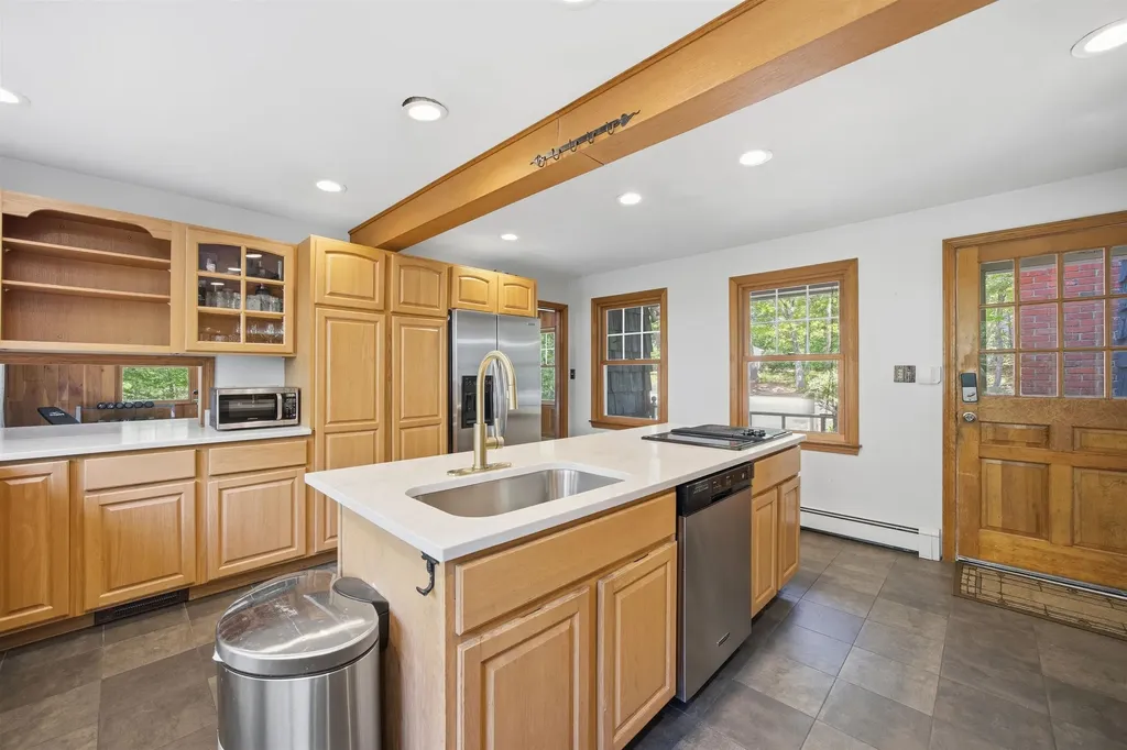 5 Pinecrest Circle Bedford NH 03110