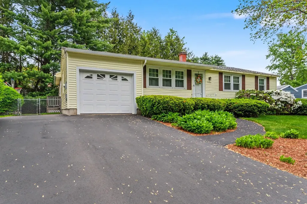14 Upstone Drive Nashua NH 03063