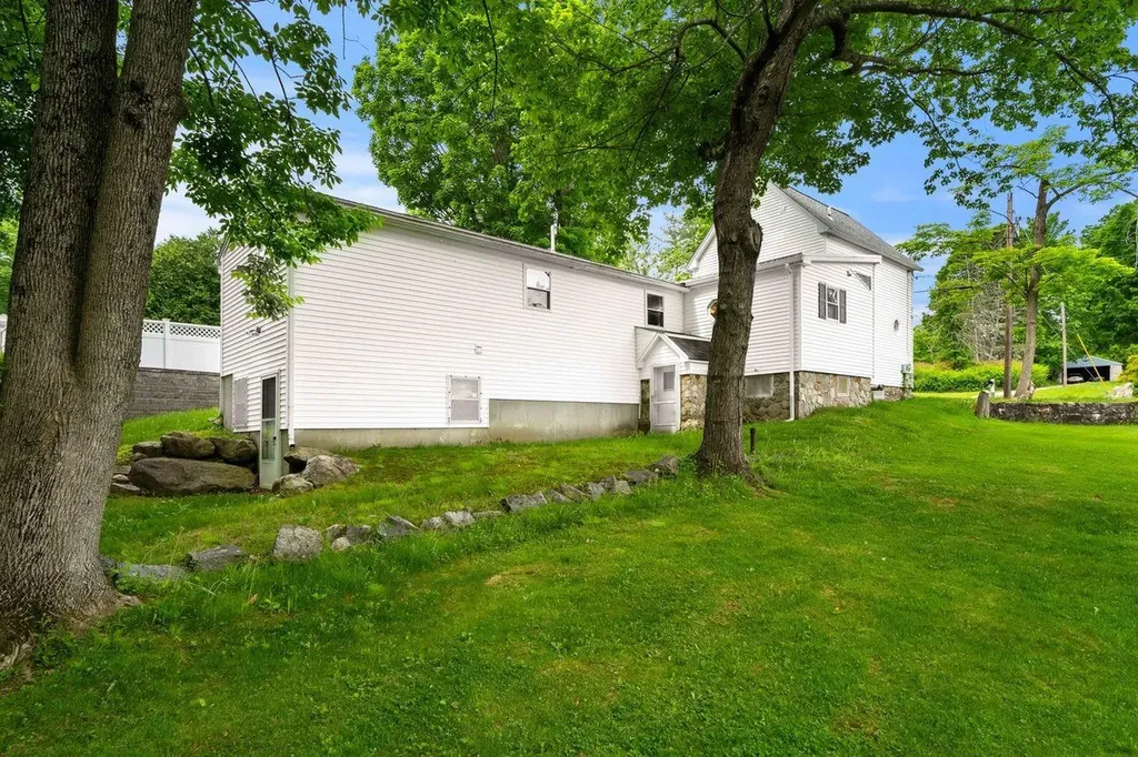 8 Maplewood Avenue Goffstown NH 03045