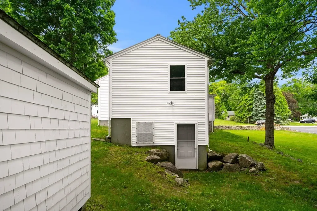 8 Maplewood Avenue Goffstown NH 03045
