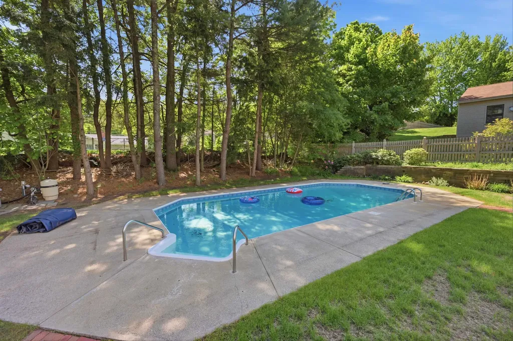 23 Rustic Lane Plaistow NH 03865