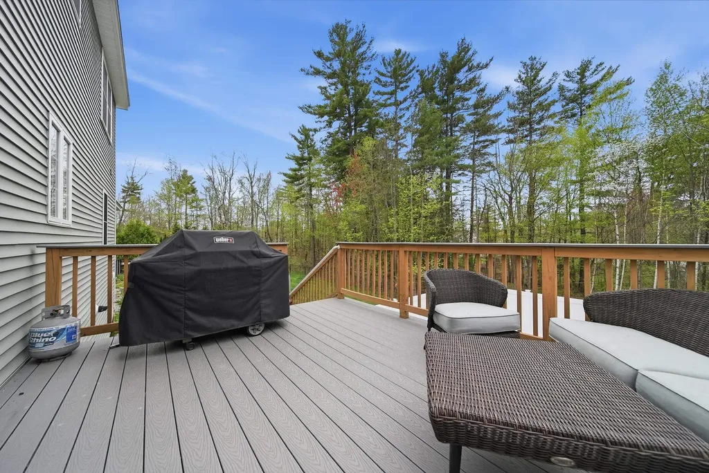 4 Farm Meadows Lane Londonderry NH 03053