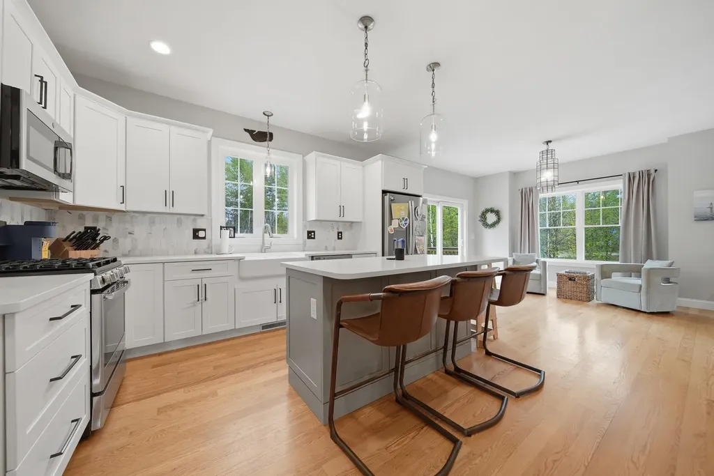 4 Farm Meadows Lane Londonderry NH 03053