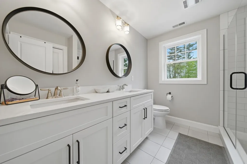 4 Farm Meadows Lane Londonderry NH 03053