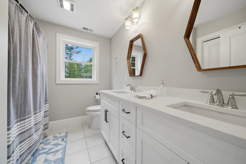 4 Farm Meadows Lane Londonderry NH 03053