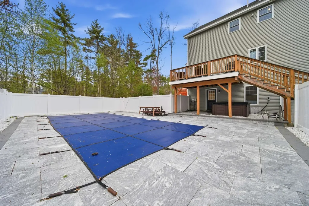 4 Farm Meadows Lane Londonderry NH 03053