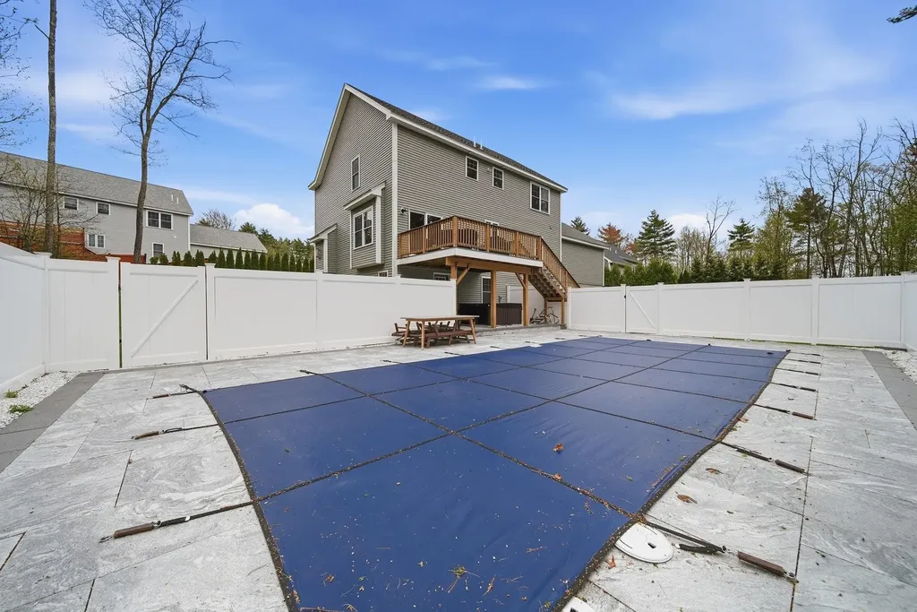4 Farm Meadows Lane Londonderry NH 03053