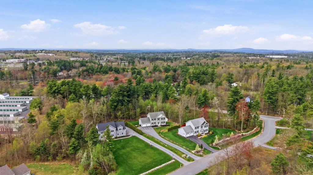 4 Farm Meadows Lane Londonderry NH 03053