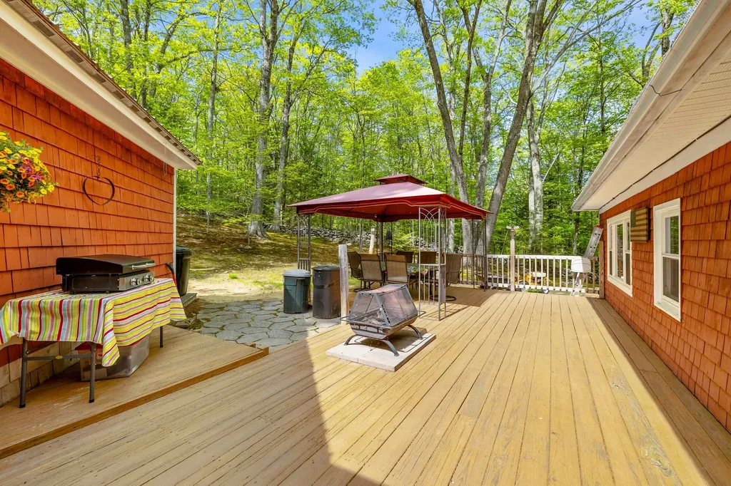 9 Red Oak Road Barnstead NH 03218