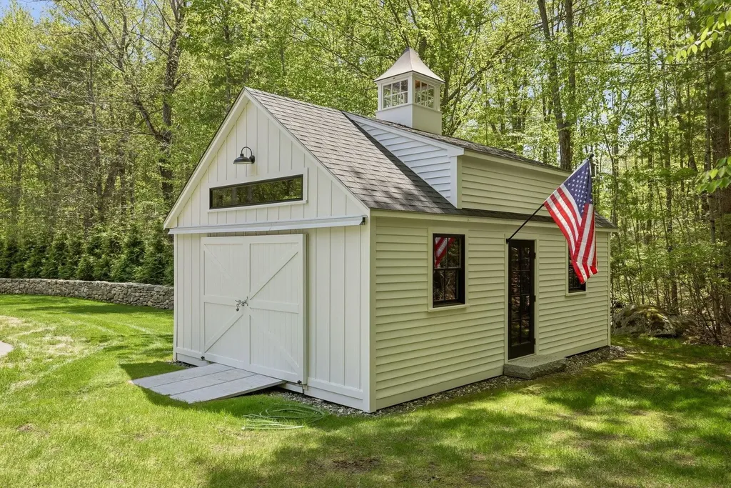 13 Rockrimmon Road North Hampton NH 03862