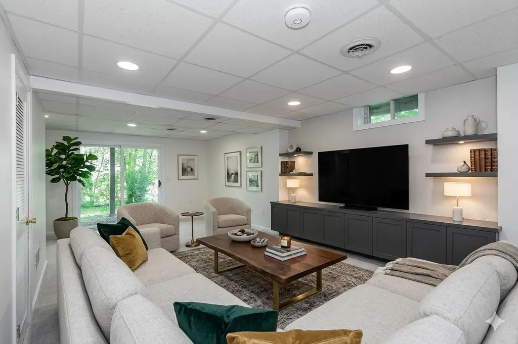 264 Bartemus Trail Nashua NH 03063