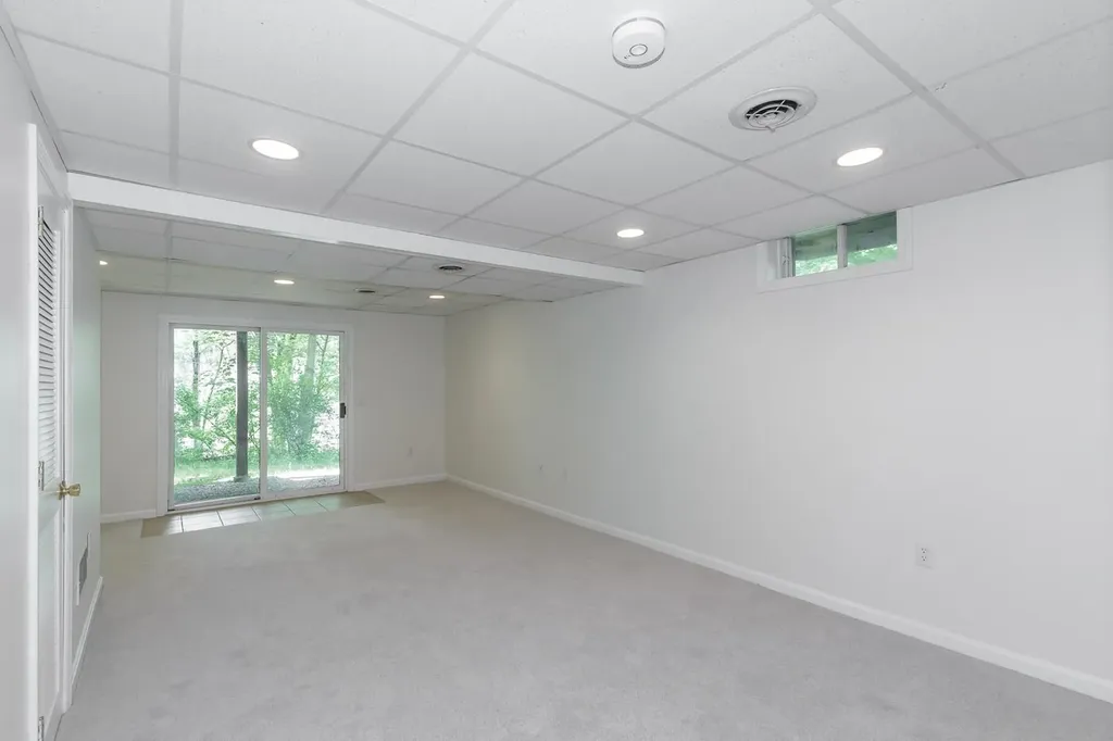 264 Bartemus Trail Nashua NH 03063