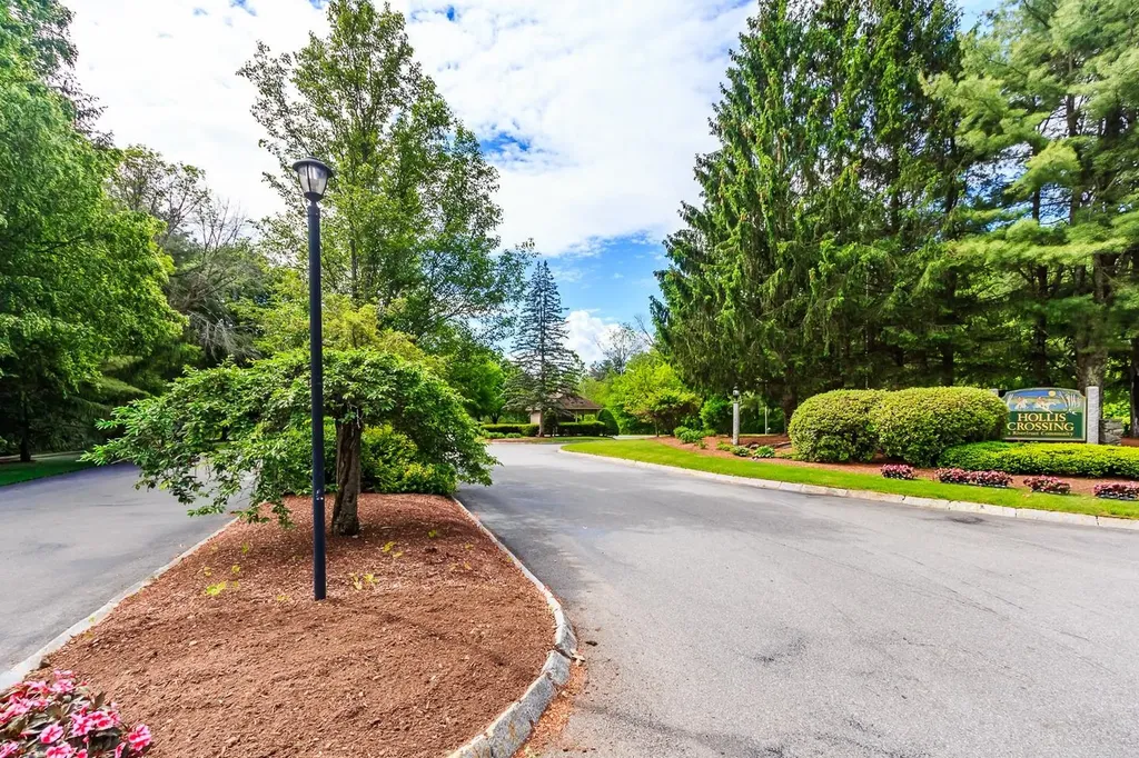 264 Bartemus Trail Nashua NH 03063