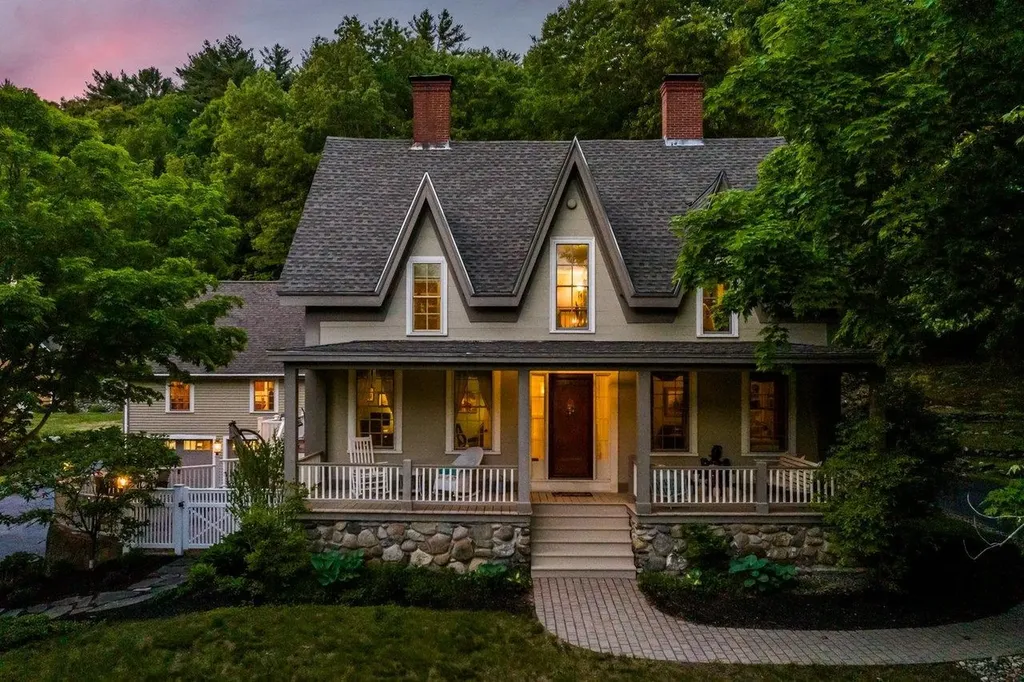 295 Wadleigh Falls Road Lee NH 03861