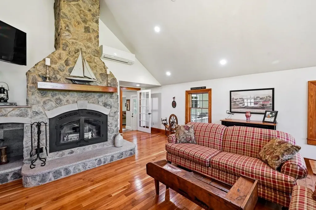 295 Wadleigh Falls Road Lee NH 03861