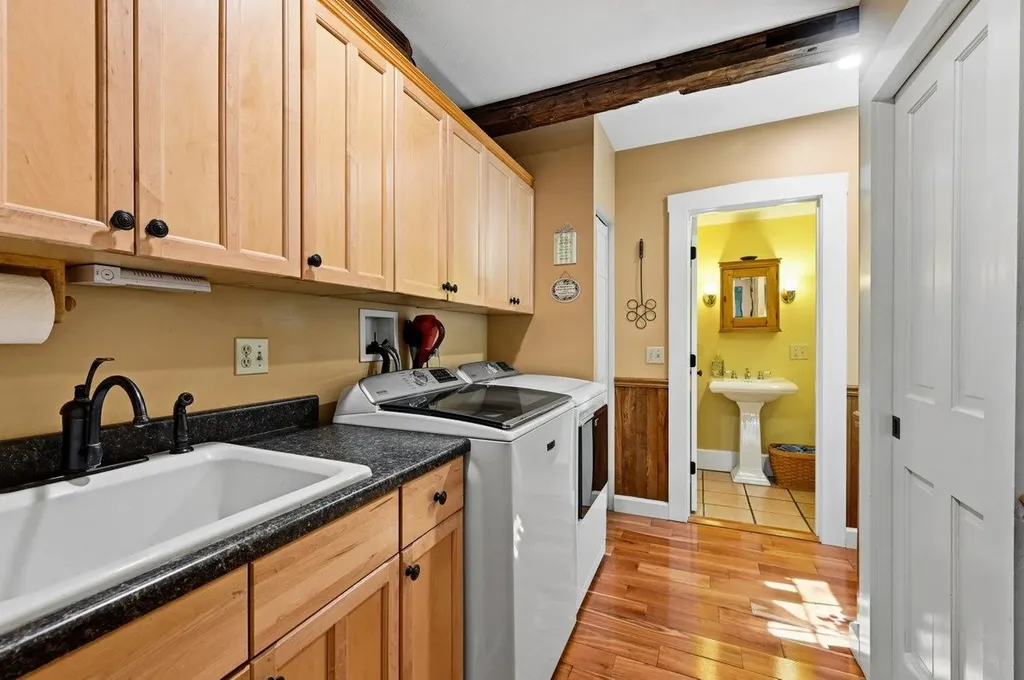 295 Wadleigh Falls Road Lee NH 03861