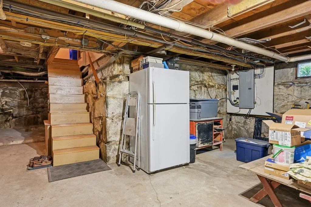295 Wadleigh Falls Road Lee NH 03861