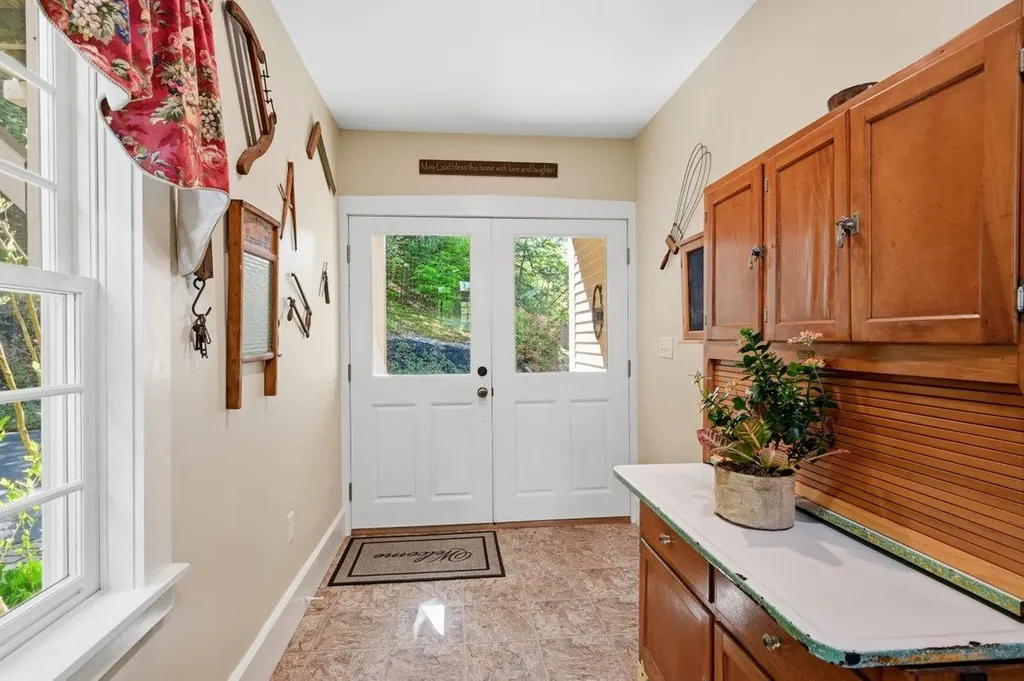 295 Wadleigh Falls Road Lee NH 03861