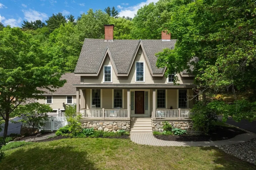 295 Wadleigh Falls Road Lee NH 03861