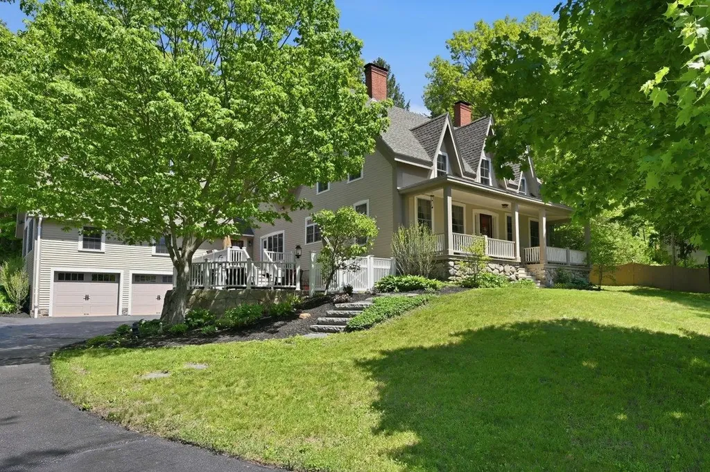 295 Wadleigh Falls Road Lee NH 03861