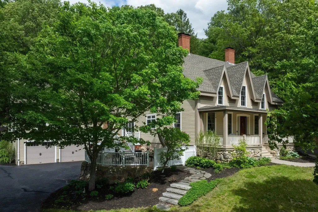 295 Wadleigh Falls Road Lee NH 03861