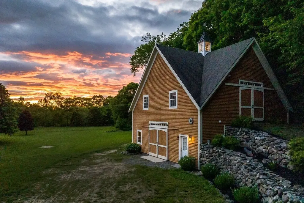 295 Wadleigh Falls Road Lee NH 03861