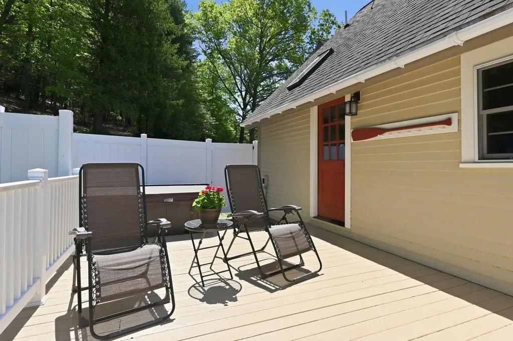295 Wadleigh Falls Road Lee NH 03861