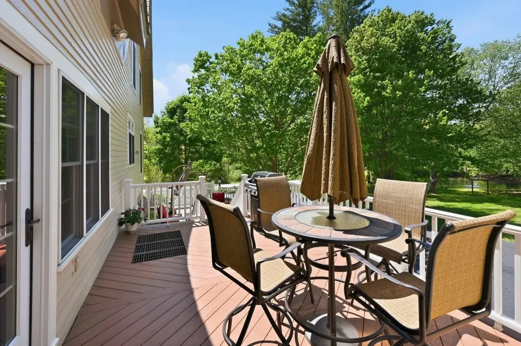 295 Wadleigh Falls Road Lee NH 03861