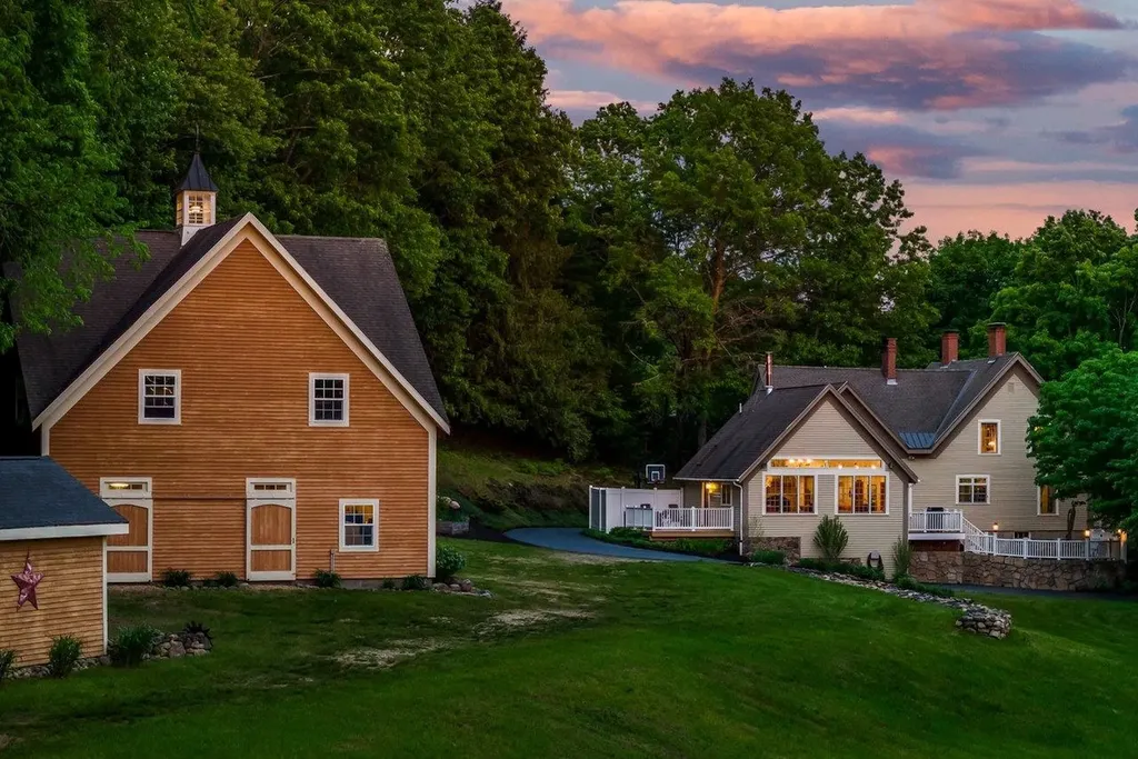295 Wadleigh Falls Road Lee NH 03861