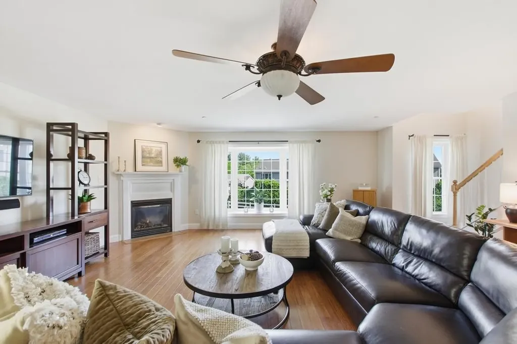 4 Aster Court Hudson NH 03051
