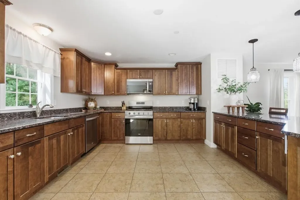 4 Aster Court Hudson NH 03051