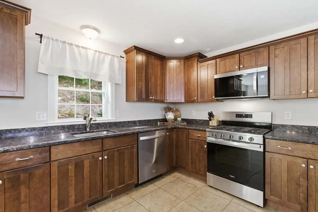 4 Aster Court Hudson NH 03051