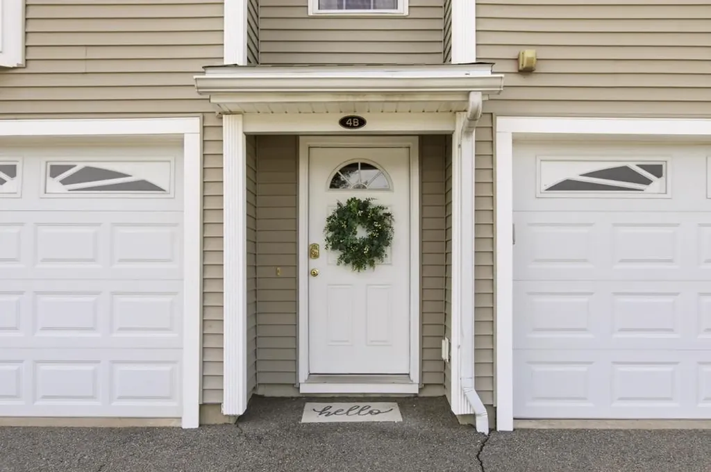4 Aster Court Hudson NH 03051